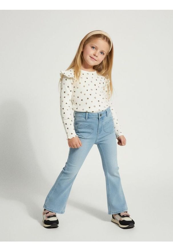 Sinsay - Jeansy flare z efektem sprania - niebieski. Kolor: niebieski