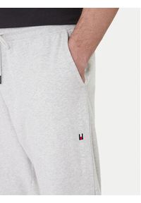 TOMMY HILFIGER - Tommy Hilfiger Spodnie dresowe UM0UM03664 Szary Regular Fit. Kolor: szary. Materiał: bawełna #3