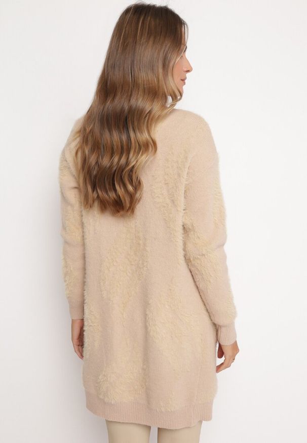 Born2be - Beżowy Puszysty Kardigan Niezapinany Heliture. Kolekcja: plus size. Kolor: beżowy. Materiał: dzianina. Długość rękawa: długi rękaw. Długość: długie