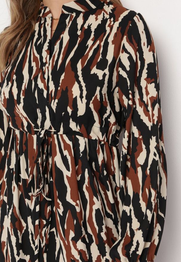 Born2be - Czarna Sukienka Rozkloszowana w Abstrakcyjny Wzór Gove. Okazja: na spacer, na co dzień. Typ kołnierza: dekolt w kształcie V. Kolor: czarny. Materiał: tkanina. Długość rękawa: długi rękaw. Typ sukienki: proste. Styl: elegancki, casual, klasyczny