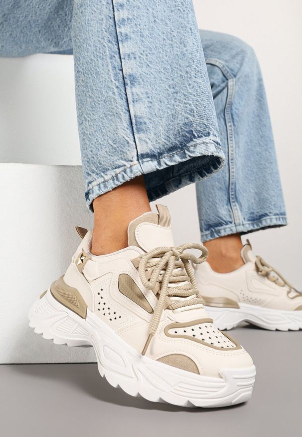Born2be - Beżowe Sneakersy na Podeszwie z Tłoczeniami w Streetwearowym Stylu Vaniffia. Okazja: na co dzień. Kolor: beżowy. Materiał: jeans. Wzór: aplikacja
