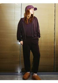 Reserved - Joggery z modalem - ciemnofioletowy. Kolor: fioletowy. Materiał: dzianina