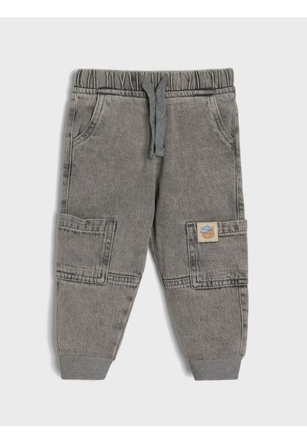 Sinsay - Jeansy jogger z efektem sprania - beżowy. Kolor: beżowy