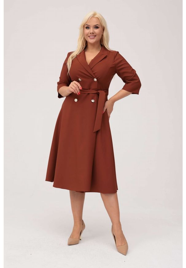 Moda Size Plus Iwanek - Elegancka żakietowa sukienka Marietta w odcieniach brązu XXL OVERSIZE. Okazja: na spotkanie biznesowe, na co dzień. Kolor: brązowy. Materiał: tkanina, elastan, poliester, materiał. Typ sukienki: oversize. Styl: elegancki