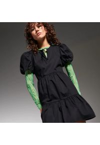 Sinsay - Sukienka mini z bufiastymi rękawami - Czarny. Kolor: czarny. Długość: mini