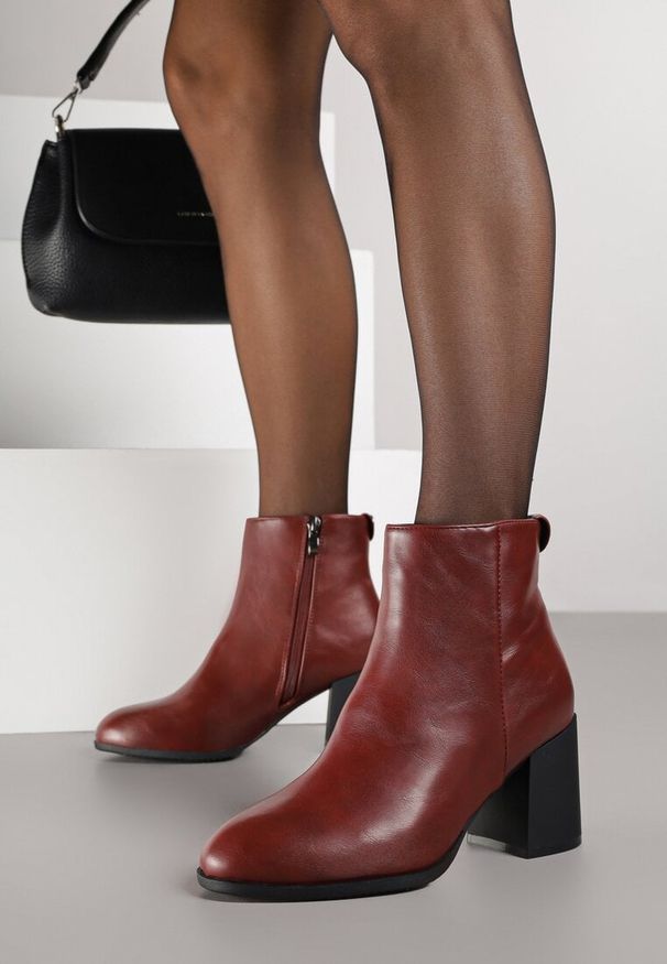 Renee - Bordowe Eleganckie Botki Vices na Słupku z Okrągłym Detalem przy Cholewce Widvire. Okazja: na co dzień, do pracy, na spotkanie biznesowe. Nosek buta: okrągły. Kolor: czerwony. Szerokość cholewki: normalna. Obcas: na słupku. Styl: elegancki