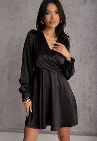 Renee - Czarna Bawełniana Sukienka VICES z Satyny z Kopertowym Dekoltem Cunelia. Okazja: na co dzień. Typ kołnierza: dekolt kopertowy. Kolor: czarny. Materiał: satyna, bawełna. Długość rękawa: długi rękaw. Typ sukienki: kopertowe. Styl: casual, elegancki #1