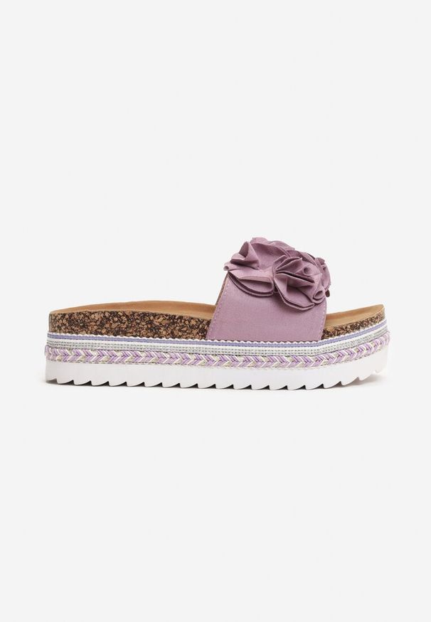 Born2be - Fioletowe Klapki z Kwiatkiem na Ozdobnej Platformie z Korka Gilivia. Kolor: fioletowy. Wzór: kwiaty. Obcas: na platformie. Styl: boho