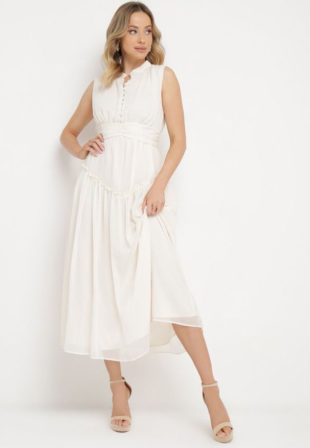 Born2be - Jasnobeżowa Sukienka Długa Rozkloszowana z Powlekanymi Guzikami Ingridesa. Kolor: beżowy. Długość: maxi