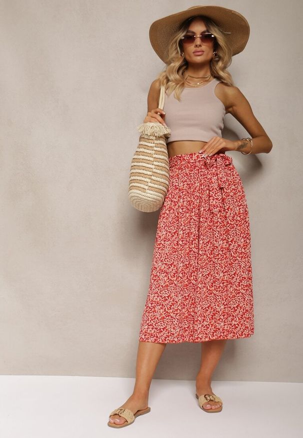 Renee - Czerwone Plisowane Spodnie Szwedy High Waist z Materiałowym Paskiem i Gumką w Talii Isefia. Okazja: na co dzień. Stan: podwyższony. Kolor: czerwony. Materiał: materiał. Styl: casual, elegancki