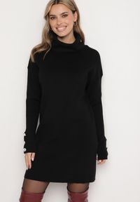 Born2be - Czarna Sukienka z Golfem Bawełną i Wełną Ozdobiona Guzikami Ilathor. Okazja: na co dzień. Typ kołnierza: golf. Kolor: czarny. Materiał: wełna, bawełna. Długość rękawa: długi rękaw. Wzór: aplikacja. Typ sukienki: proste. Styl: klasyczny, casual, elegancki #1