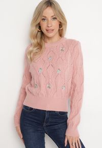 Born2be - Różowy Sweter Ozdobiony Tłoczeniem i Kwiatkami Eretina. Okazja: na co dzień. Kolor: różowy. Materiał: jeans. Wzór: aplikacja, kwiaty. Styl: casual #6