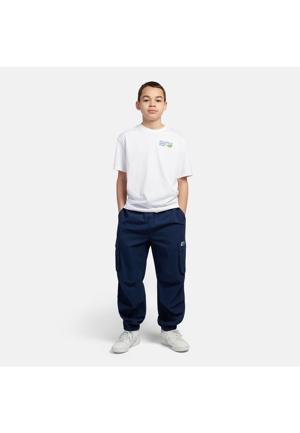 Koszulka dziecięca New Balance LAKB0295BWE – biała. Kolor: biały. Materiał: materiał, bawełna. Długość rękawa: krótki rękaw. Długość: krótkie. Wzór: napisy, aplikacja