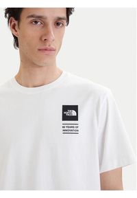 The North Face T-Shirt Icon Celebration NF0A8GAS Biały Regular Fit. Kolor: biały. Materiał: bawełna #4