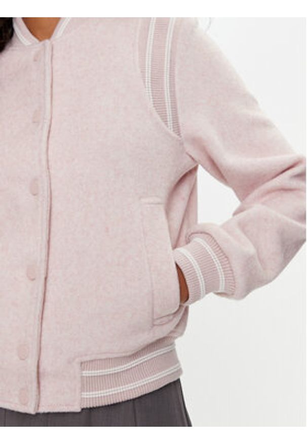 Guess Kurtka bomber W4RL45 WFWS2 Różowy Regular Fit. Kolor: różowy. Materiał: syntetyk