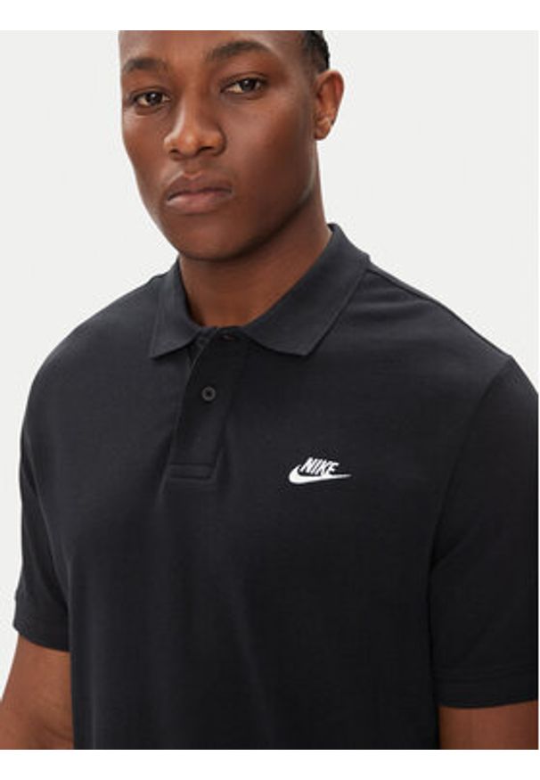 Nike Polo FN3894 Czarny Regular Fit. Typ kołnierza: polo. Kolor: czarny. Materiał: bawełna