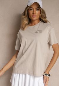 Renee - Beżowy T-shirt Oversize z Bawełny Ozdobiony Nadrukiem Filiora. Okazja: na co dzień. Kolor: beżowy. Materiał: bawełna. Wzór: aplikacja, nadruk. Styl: casual #4