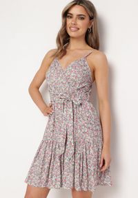 Born2be - Biało-Różowa Sukienka z Wiskozy Porthos. Kolor: biały. Materiał: wiskoza. Długość rękawa: na ramiączkach. Wzór: kwiaty. Sezon: lato. Typ sukienki: kopertowe. Długość: mini #2