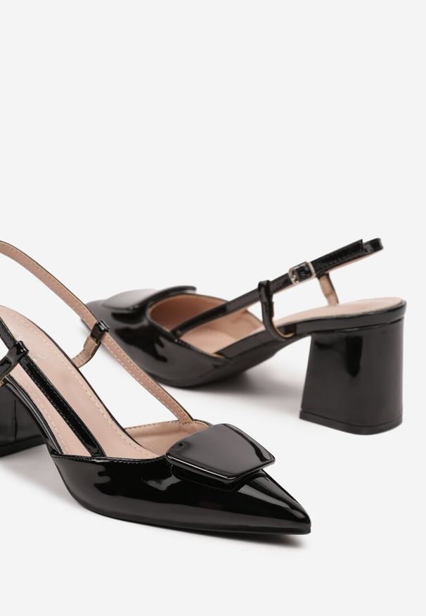 Renee - Czarne Sandały Lakierowane na Słupku Slingback z Ozdobą na Nosku Vommea. Okazja: na co dzień. Kolor: czarny. Materiał: lakier. Wzór: aplikacja. Sezon: lato, wiosna. Obcas: na słupku. Styl: elegancki, casual