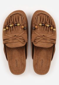 Renee - Jasnobrązowe Klapki VICES Mule Ozdobione Frędzlami Koralikami i Kokardą Eathelena. Okazja: na plażę. Kolor: brązowy. Wzór: aplikacja. Sezon: lato #7