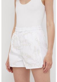 Calvin Klein Jeans szorty damskie kolor biały z nadrukiem medium waist. Okazja: na co dzień. Stan: podwyższony. Kolor: biały. Wzór: nadruk. Styl: casual