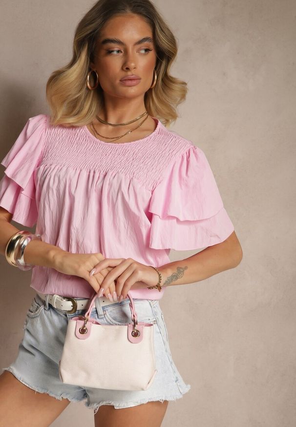 Renee - Różowa Trapezowa Bluzka z Wiskozą Zdobiona Falbankami i Elastyczną Wstawką Mirlimi. Okazja: na co dzień. Typ kołnierza: kołnierz z falbankami. Kolor: różowy. Materiał: wiskoza. Wzór: aplikacja. Styl: casual