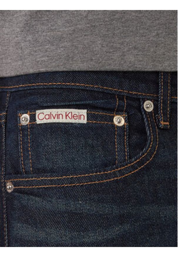 Calvin Klein Jeans Jeansy LV04RD700G Granatowy Tapered Fit. Kolor: niebieski