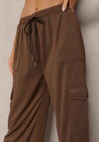 Renee - Brązowe Szerokie Spodnie z Gumką w Talii i Kieszeniami z Klapkami Cargo Nukeria. Kolor: brązowy. Materiał: tkanina #4