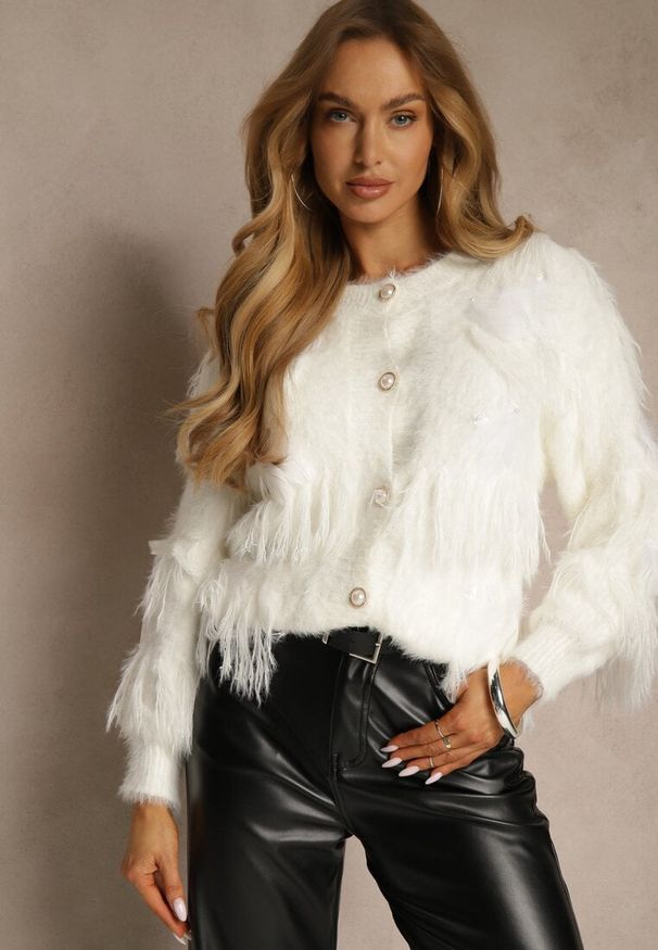 Renee - Jasnobeżowy Kardigan w Eleganckim Stylu z Imitacją Piór i Perłowymi Guzikami Nessea. Kolor: beżowy. Materiał: satyna, jeans. Styl: elegancki