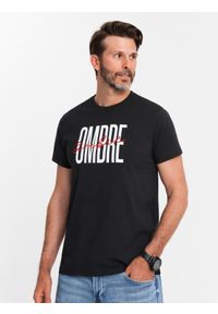 Ombre Clothing - Męska koszulka bawełniana z podwójnym logotypem – czarna V2 - Rozmiar: XXL. Okazja: na co dzień. Kolor: czarny. Materiał: bawełna. Wzór: haft, nadruk, napisy. Styl: klasyczny, casual
