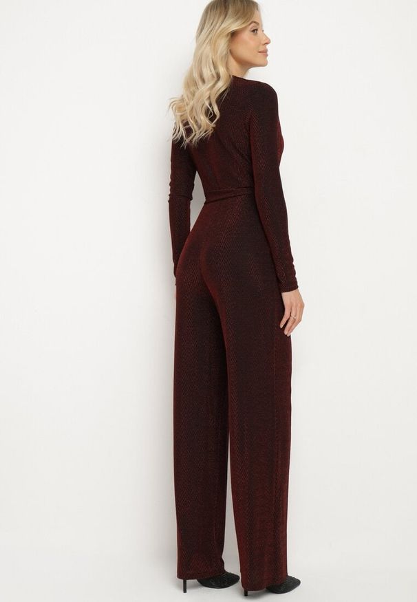 Born2be - Bordowy Taliowany Kombinezon z Wiskozą Ozdobiony Paskiem i Metaliczną Nicią Lilanna. Okazja: na imprezę, na co dzień. Kolor: czerwony. Materiał: wiskoza. Wzór: aplikacja. Styl: casual, elegancki