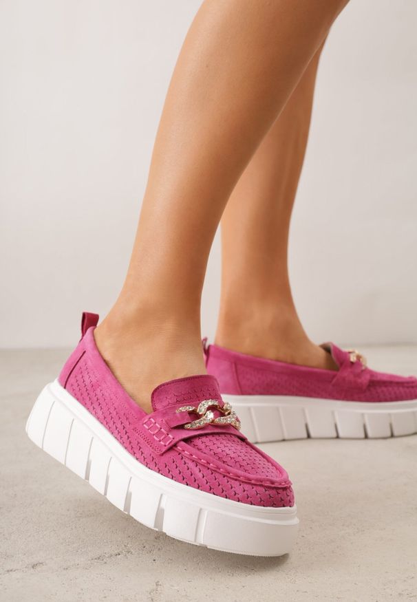 Born2be - Fuksjowe Skórzane Mokasyny na Grubej Podeszwie Zdobione Perforacją i Łańcuszkiem Ariuk. Okazja: do pracy, na co dzień. Kolor: różowy. Materiał: skóra. Wzór: aplikacja. Styl: elegancki, casual