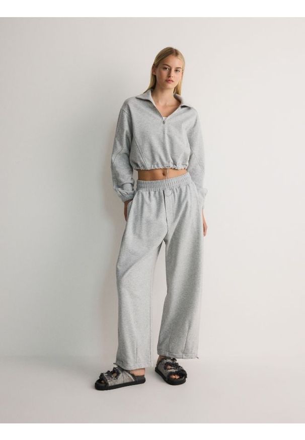 Reserved - Spodnie dresowe oversize - jasnoszary. Kolor: szary. Materiał: dresówka