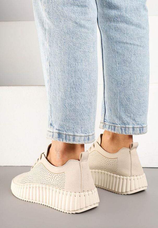 Renee - Jasnobeżowe Sneakersy na Tłoczonej Platformie z Ażurową Cholewką Ronfira. Kolor: beżowy. Szerokość cholewki: normalna. Wzór: ażurowy. Obcas: na platformie