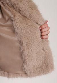 Born2be - Beżowa Jednorzędowa Kurtka Futerko z Szerokim Kołnierzem Conellia. Okazja: na co dzień. Kolor: brązowy. Materiał: futro. Styl: casual, elegancki #7