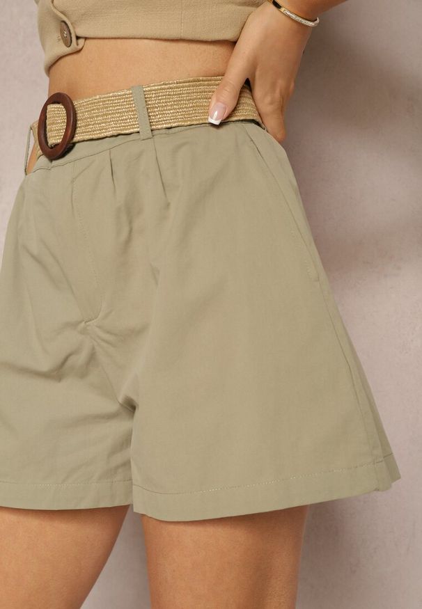 Renee - Zielone Szorty z Bawełny High Waist o Kroju Bermudów Zapinane na Zamek Błyskawiczny i Guzik z Plecionym Paskiem z Klamrą Iannestra. Stan: podwyższony. Kolor: beżowy. Materiał: bawełna. Sezon: lato