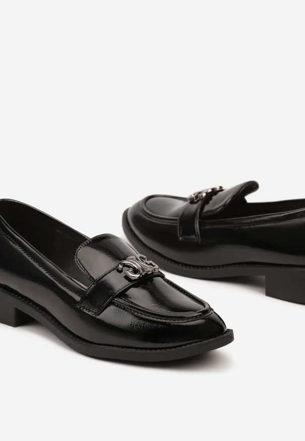 Born2be - Czarne Eleganckie Lakierowane Mokasyny ze Skórzaną Wkładką i Metalowym Detalem Zaithia. Okazja: do pracy, na co dzień. Kolor: czarny. Materiał: skóra, lakier. Obcas: na obcasie. Styl: elegancki. Wysokość obcasa: niski