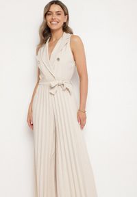 Born2be - Beżowy Kombinezon Taliowany z Dekoltem V i Paskiem z Guzikami Fillara. Okazja: na co dzień. Kolor: beżowy. Długość rękawa: długi rękaw. Długość: długie. Styl: klasyczny, casual, elegancki #7