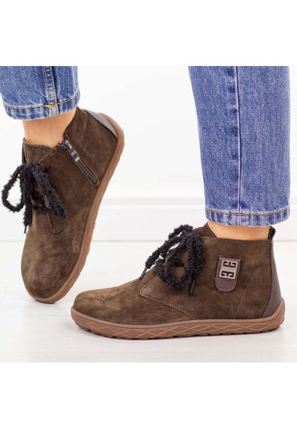 Coffee barefoot skórzane botki damskie Jezzi 556. Okazja: na co dzień, na spacer. Zapięcie: sznurówki. Kolor: brązowy. Materiał: skóra, nubuk. Szerokość cholewki: normalna. Wzór: aplikacja. Sezon: zima, jesień. Styl: casual, klasyczny, elegancki