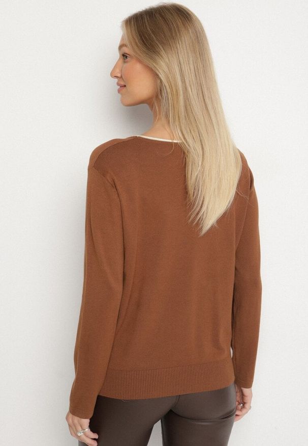 Born2be - Brązowy Sweter Ozdobiony Sercami z Cyrkonii Unaressa. Okazja: na co dzień. Kolor: brązowy. Materiał: jeans. Wzór: aplikacja. Styl: casual, elegancki