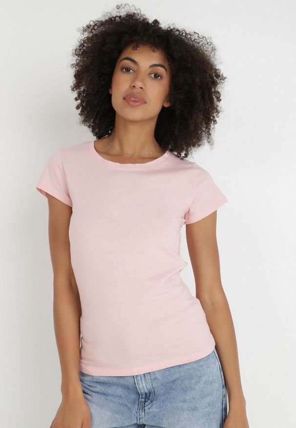 Born2be - Jasnoróżowy T-shirt Gathanthei. Okazja: na co dzień, do domu. Kolor: różowy. Materiał: bawełna, dzianina, dresówka, jeans. Długość rękawa: krótki rękaw. Długość: krótkie. Wzór: gładki. Styl: klasyczny, casual, sportowy