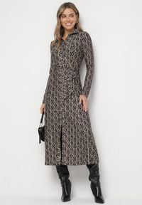 Born2be - Brązowa Sukienka Koszulowa w Mozaikowy Wzór z Wiązanym Paskiem Sailise. Okazja: na co dzień. Kolor: brązowy. Materiał: skóra. Typ sukienki: koszulowe. Styl: casual, elegancki #1