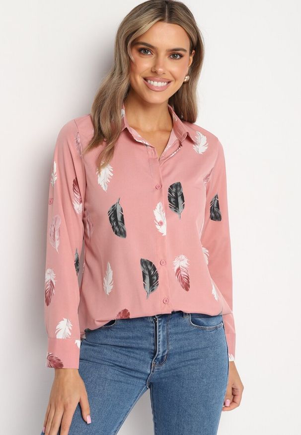 Born2be - Ciemnoróżowa Koszula z Dodatkiem Bawełny w Piórka z Regulowanymi Rękawami Meritania. Kolor: różowy. Materiał: bawełna. Wzór: aplikacja. Styl: klasyczny