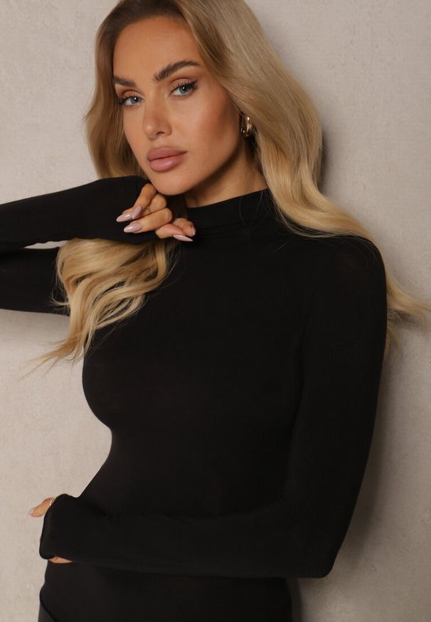 Renee - Czarny Lekki Golf Bawełniany Tinthelia. Okazja: na co dzień. Typ kołnierza: golf. Kolor: czarny. Materiał: bawełna. Wzór: aplikacja. Styl: elegancki, casual