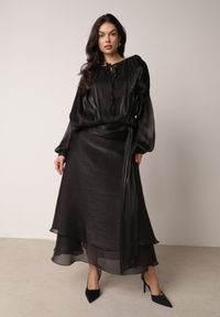 Born2be - Czarna Szyfonowa Sukienka Koktajlowa o Rozkloszowanym Kroju Thagune. Okazja: na randkę. Kolor: czarny. Materiał: szyfon. Styl: wizytowy #1