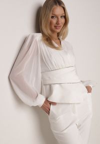 Born2be - Biała Bluzka Kopertowa VICES z Dekoltem V Bufiastymi Rękawkami i Zaakcentowanymi Ramionami Tine. Okazja: na co dzień. Typ kołnierza: dekolt w kształcie V. Kolor: biały. Materiał: jeans. Długość rękawa: krótki rękaw. Styl: casual, elegancki #1