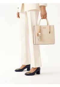 Kazar - Skórzana torebka o regularnym kształcie. Kolor: beżowy. Materiał: skórzane. Styl: wizytowy, biznesowy, elegancki. Rodzaj torebki: na ramię #4