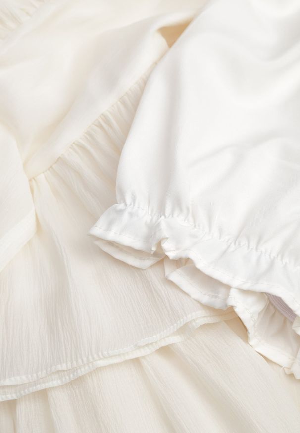 Renee - Jasnobeżowa Sukienka z Bawełną z Koronkowymi Wstawkami i Wiązaniem w Stylu Boho Oriposi. Kolor: beżowy. Materiał: bawełna, koronka. Wzór: paski, koronka, ażurowy. Styl: boho