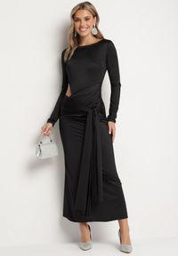 Born2be - Czarna Sukienka Koktajlowa Ozdobiona Wiązaniem i Wycięciem Vamizola. Okazja: na co dzień. Kolor: czarny. Wzór: aplikacja. Typ sukienki: proste. Styl: wizytowy #1