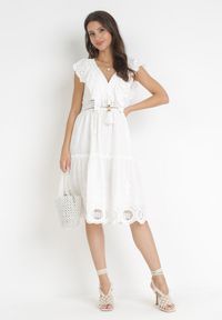 Born2be - Biała Rozkloszowana Sukienka Midi Euphina. Kolor: biały. Materiał: koronka. Wzór: aplikacja, haft. Długość: midi #5